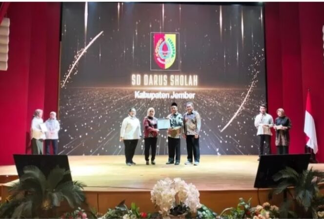 
SD Darus Sholah Meraih Penghargaan Sekolah Ramah Anak dari Kementrian Pemberdayaan Perempuan dan Perlindungan Anak