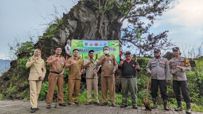 Antisipasi dan Penanggulangan Bencana Alam Perum perhutani KPH Bondowoso melaksanakan penanaman pohon bersama di kawasan hutan petak 103A RPH Blawan