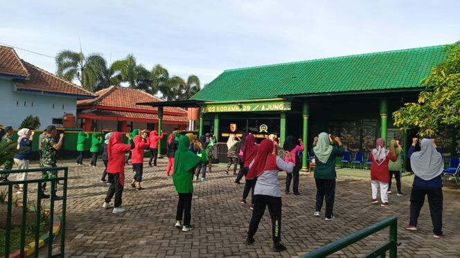 
Tim Penggerak PKK Ajung Mengadakan Senam Bersama dan Penanaman Pohon Tomat di Pos Koramil 029 Ajung