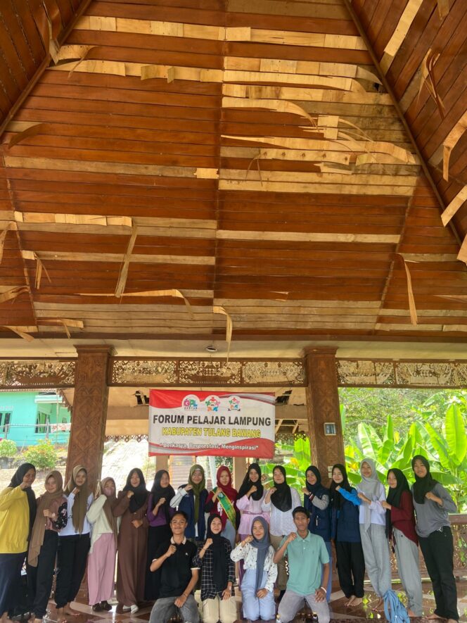 
Membangun Bersama: Forum Pelajar Kabupaten Tulang Bawang Galang Semangat Gotong Royong dan Peduli Lingkungan