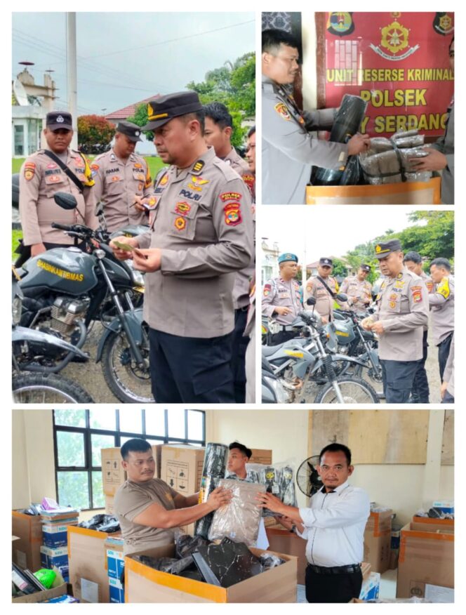 
Polres Mesuji Bagikan Kaporlap Kepada Ratusan Personel Yang Terlibat Pam TPS