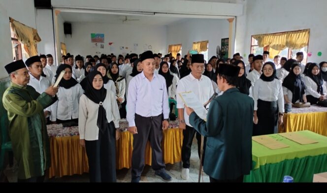 
Panwascam Ajung Melantik 244 Pengawas TPS Se Kecamatan Ajung.