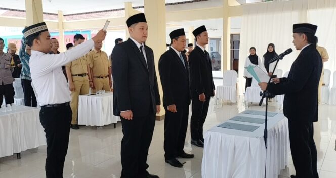 
Kades Sofyan Hadi Candra Yakub Melantik 3 Perangkat Desa Sukamakmur