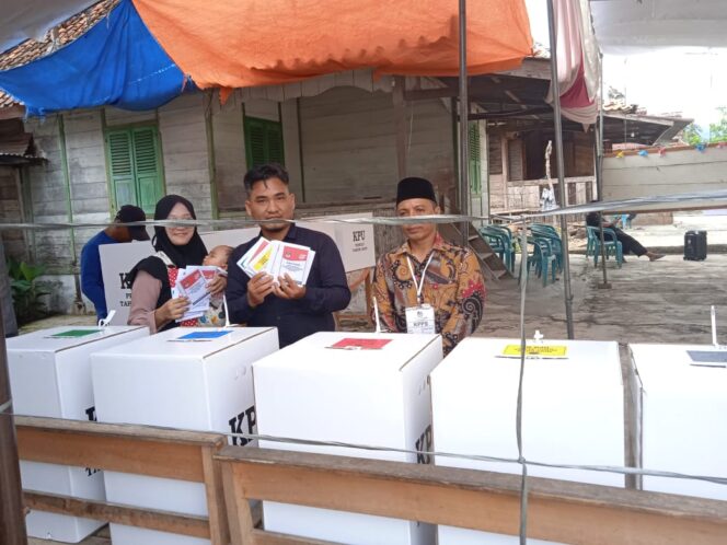 
Nyoblos di TPS 9 Tanjung Rusia Pardasuka, Ketua DPC Partai Ummat Harapkan Pemilu yang Menyejukkan