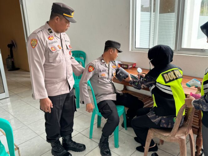 
Si Dokkes Polres Mesuji Perduli ; Kami Hadir Memberikan Bantuan Kesehatan Kepada Petugas PAM Pemilu 2024