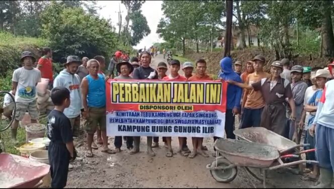 
Kepala Kampung Dan Masyarakat Ujung Gunung Ilir Gotong Royong Memperbaiki Jalan Yang Rusak 7 Tahun