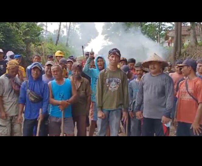 
Jalan Rusak Terus Makan Korban, Warga Ujung Gunung Ilir Ancam Keluar dari Tulang Bawang!