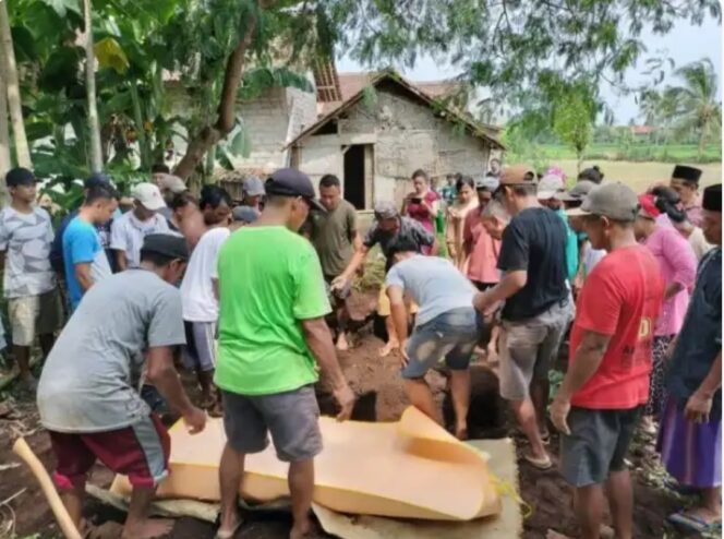 
Setelah dimakamkan selama 7 jam seorang nenek di Jember kemudian di pindahkan begini ceritanya