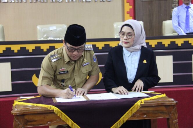 
Wahdi Sambut MoU Terkait Masalah Hukum Perdata dan Tata Usaha Negara Dengan Kejaksaan Negeri Metro