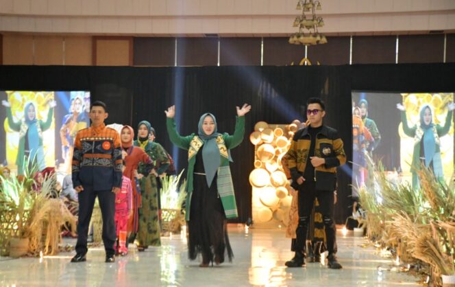 
Wali Kota Metro Hadiri Acara Fashion Show