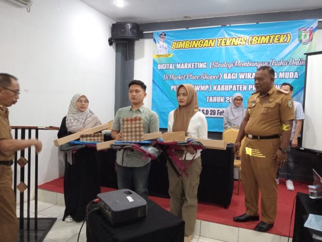 
Disporapar Pringsewu Gelar Bimtek Digital Printing Wirausaha Muda Pemula