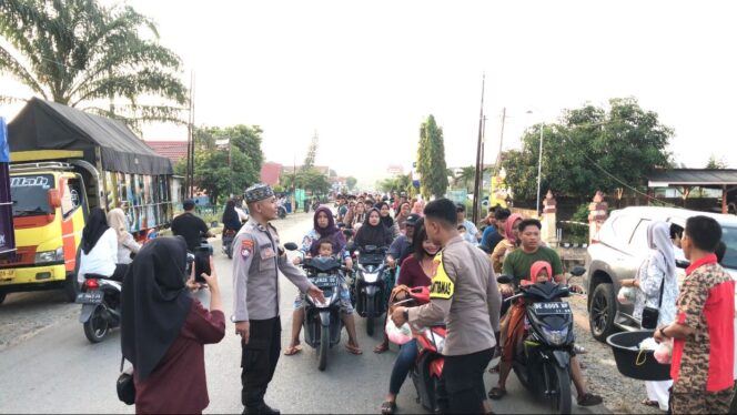 
Turun ke Jalan, Kapolsek Tumijajar Bagikan Takjil Berbuka Puasa Kepada Warga yang Melintas