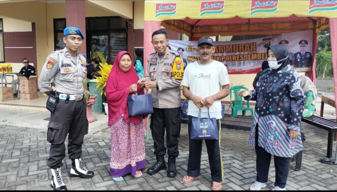 
Polsek Ajung Mengadakan Pasar Murah, Untuk Mencari Berkah di Bulan Ramadhan