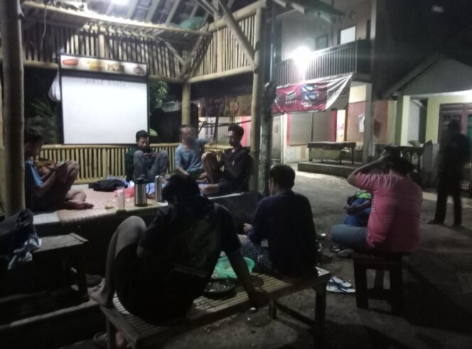 
Jaga Aman Lingkungan Warga Krajan B Bangsalsari Kompak Lakukan Siskamling