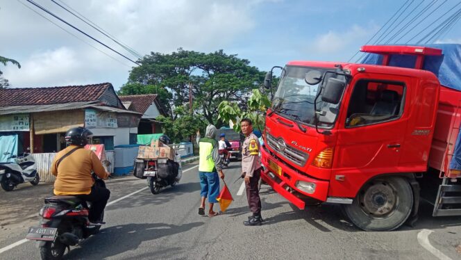 
Gerak Cepat  Polsek Ajung Menerima Laporan Jembatan Ambruk