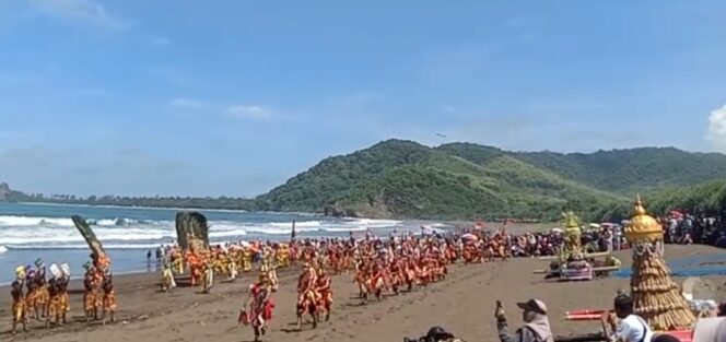 Parade Pegon di Pantai Watu ulo dipadati oleh warga Jember dan Luar Jember
