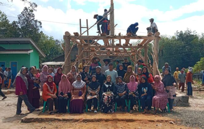 
					Bangun Balai Tiyuh Desaign Lokal Kuno, Masyarakat Gedung Ratu Tubaba Dibawa Bernostalgia