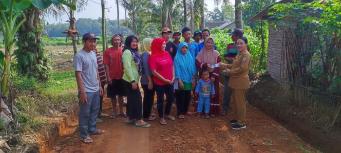 
Realisasi Pembangunan Jalan Usaha Tani Pekon Waringinsari Timur Libatkan Tenaga Wanita