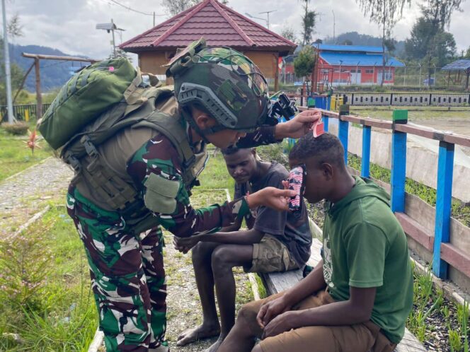 
Untuk Menjalin Komunikasi dengan Pemuda dan Masyarakat Satgas Yonif 509 Kostrad Melaksanakan Program Koteka Barbershop