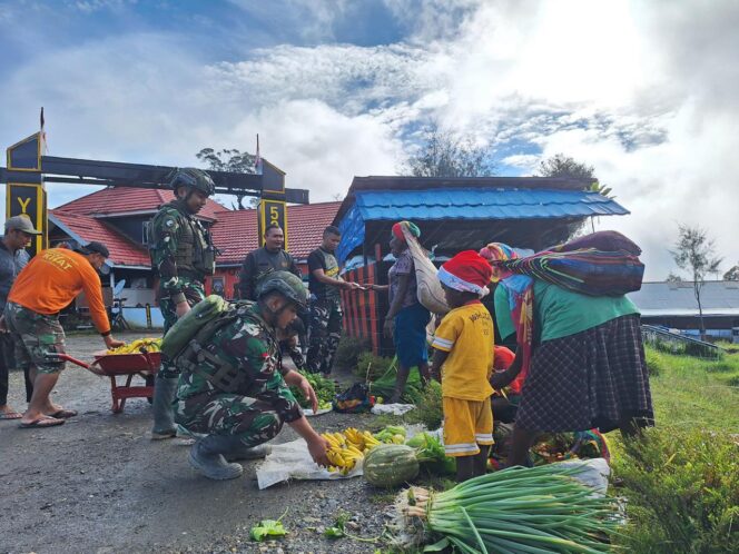 
Rosita Borong Hasil Tani Sayur Mama Papua,Wujud Saling Bantu Antara Prajurit dan Masyarakat
