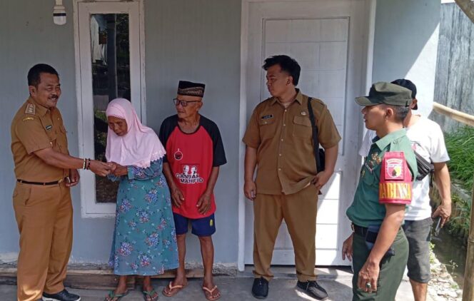 
Kades Wirowongso Adi Purnomo Menyerahkan Rumah Layak Huni Kepada warganya Yang dibiayai Oleh Kantongnya Sendiri