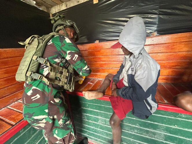 
Tak Beralas Kaki Anak – Anak Mengalami Luka di Kaki, Bakes Satgas Yonif 509 Kostrad Sigap Tangani Luka