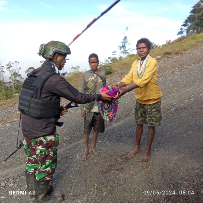 
TK Bilogai Berbagi Baju Layak Pakai, senyum dan Begitu Senang Masyarakat Menerimanya.