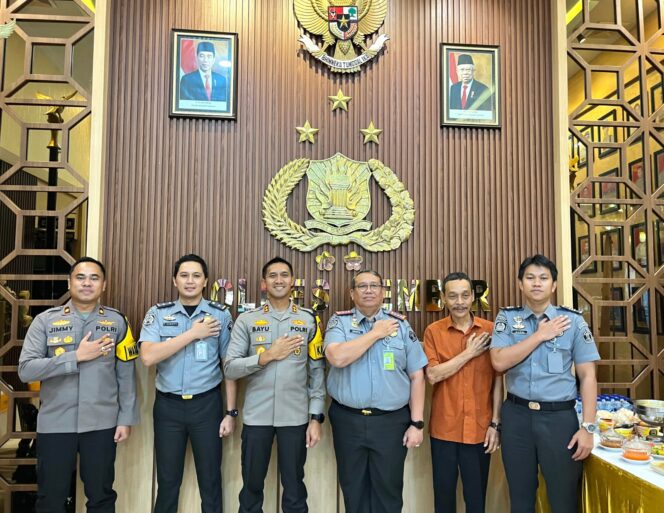 
Meningkatkan Sinergitas Antar Instansi Pemerintah Kantor Imigrasi Kelas I TPI Jember Kemenkumham Jatim Kunjungi Polres Jember