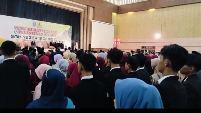 
Pengukuhan dan Pelantikan Alumni SMK Negeri 5 Jember Tahun Ajaran 2023 – 2024 Berjalan Dengan Hikmat