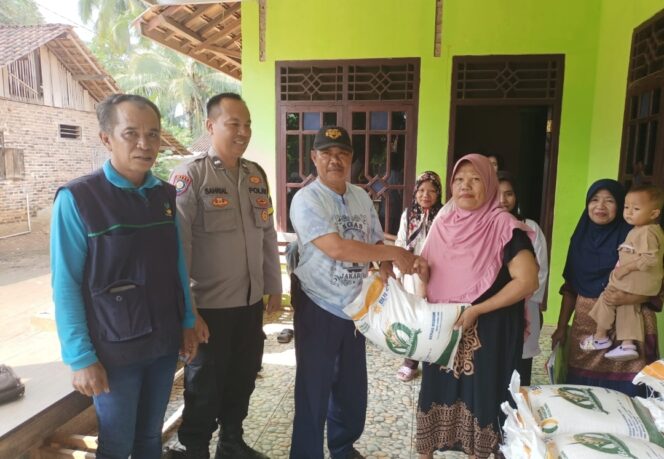 
269 KPM Terima Bantuan Pangan Beras 10 Kg dari Pemerintah Pekon Sukaratu