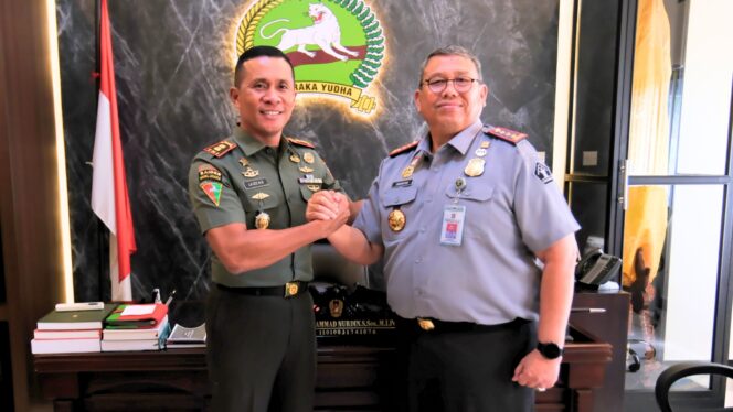 
Kepala Kantor Imigrasi Melakukan Kunjungan ke Brigif 9/DY/Kostrad Jember Untuk Meningkatkan Sinergitas antar Lembaga Pemerintah