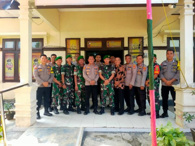 
Danramil 02/WB Bersama Anggota Hadiri Tasyakuran HUT Bhayangkara Ke-78 Di Polsek Way Bungur