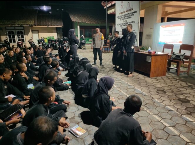 
Polsek Ajung Memberikan Pembinaan Hukum Kepada Calon Warga Baru PSHT Ranting Ajung.