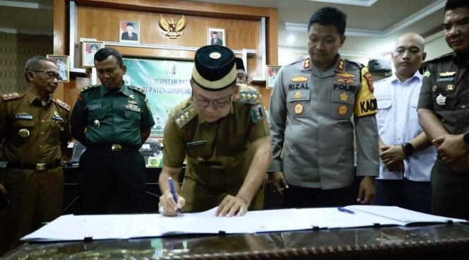 
Pemkab Lampung Timur Gelar Penandatangan NPHD Pengamanan Pilkada 2024 Bersama TNI-POLRI