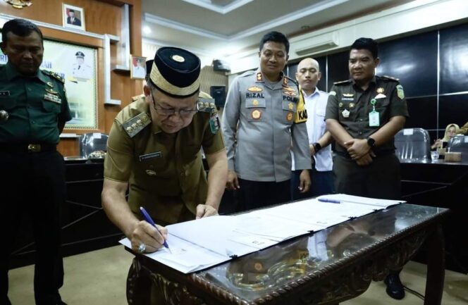 
Penandatanganan NPHD Pengamanan Pilkada 2024 Antara Pemkab Lamtim Dan TNI-Polri