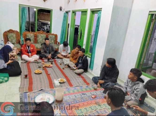 
Mahasiswa KKN Kolaboratif di Kecamatan Panti melakukan kegiatan koordinasi antar kelompok di Posko 156