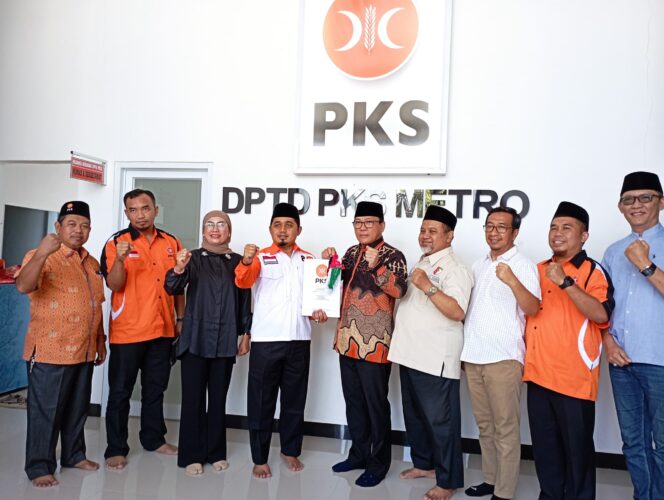 Partai PKS Serah kan  surat  Keputusan Rekomendasi Kepada Wahdi Sebagai Bakal Calon walkot.Kota metro