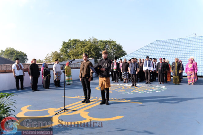 
Jajaran Kantor Imigrasi Kelas I TPI Jember mengenakan pakaian adat, Dalam Rangka HUT RI ke 79