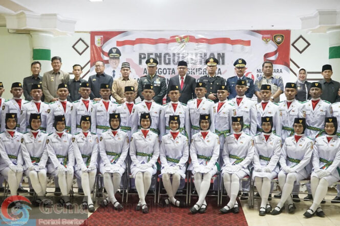 
Pj Bupati Ferli Yuledi Kukuhkan Paskibraka Tulang Bawang