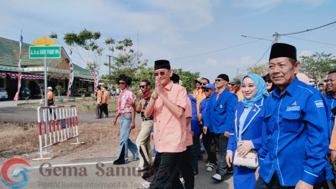 
Unik, Adi-Hisbullah Daftar ke KPU Diantar Gerombolan Orang Berpakaian Ala Retro Style