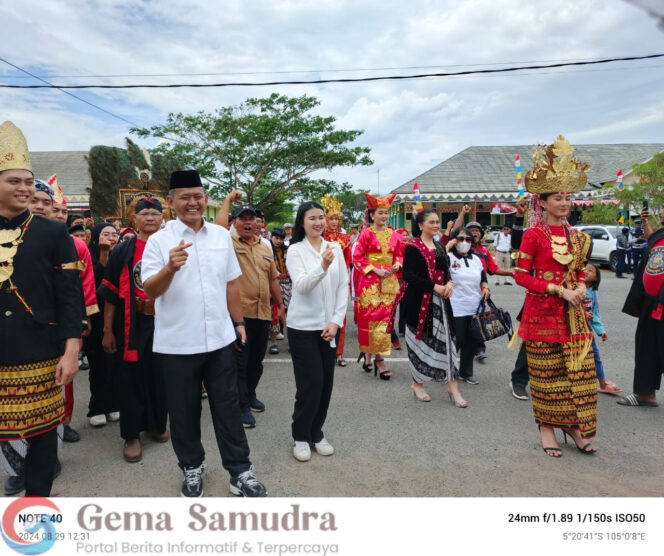 
Menuju BE 1 Pringsewu, Fauzi-Laras Diarak Pakai Reog Ponorogo ke KPU