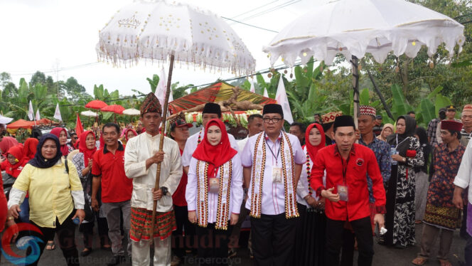 Ribuan Masa Pendukung Kawal DEWI – AMMAR (DAMAR) Mendaptar Ke KPU Tanggamus