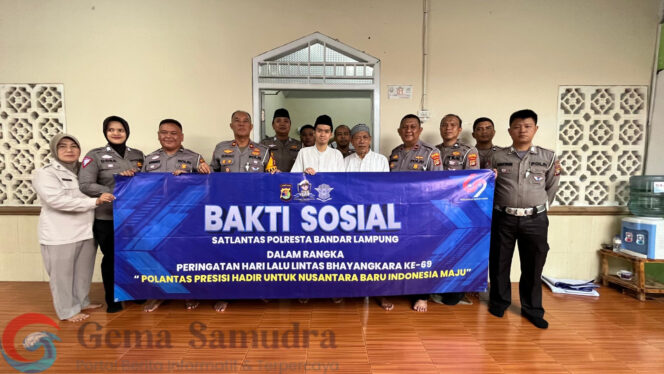 
Bakti Sosial Satlantas Bandar Lampung Bantu Bersihkan Rumah Ibadah