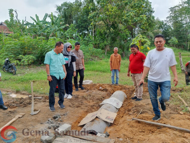 Bersama Warga, Qudrotul-Hankam Gerak Cepat Ikut Gotong Royong Bantu Perbaiki Gorong-Gorong di Menggala