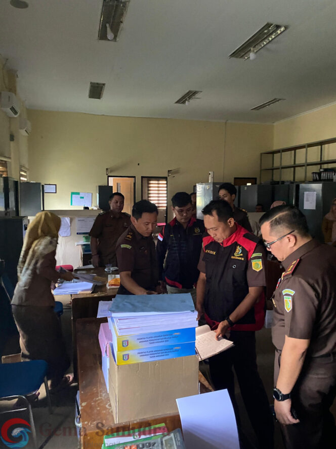 
Kejari Pringsewu Geledah Beberapa Kantor OPD Dugaan Korupsi LPTQ 2022