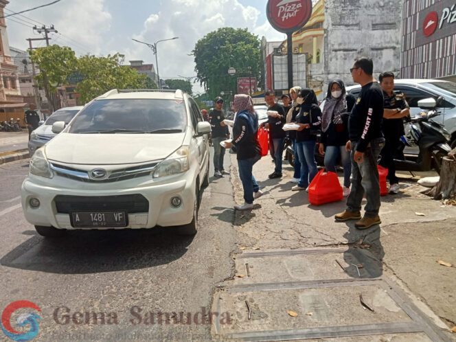 
DPD Pekat IB Kota Metro Bagikan Ratusan Nasi Kotak dalam Jumat Berkah di Jl. Jendral Sudirman