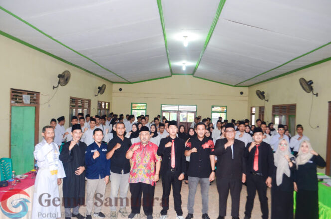 
Panwascam Pagelaran Lantik 79 Pengawas TPS