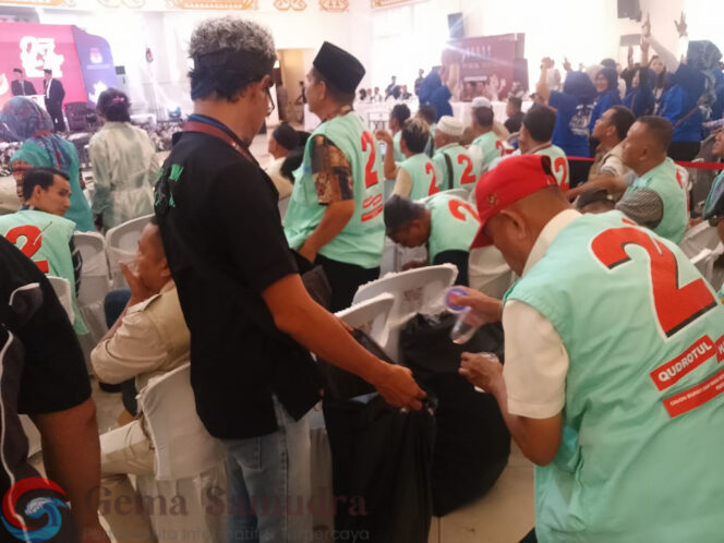 
Tak Ingin Meninggalkan Sampah, Tim Qudrotul-Hankam Bersih-Bersih di Lokasi Usai Debat