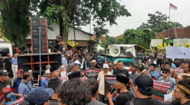 
Aksi Demo Masyarakat Karena Hilangnya Kepercayaan Terhadap Penyelenggara Joss Tenan !!