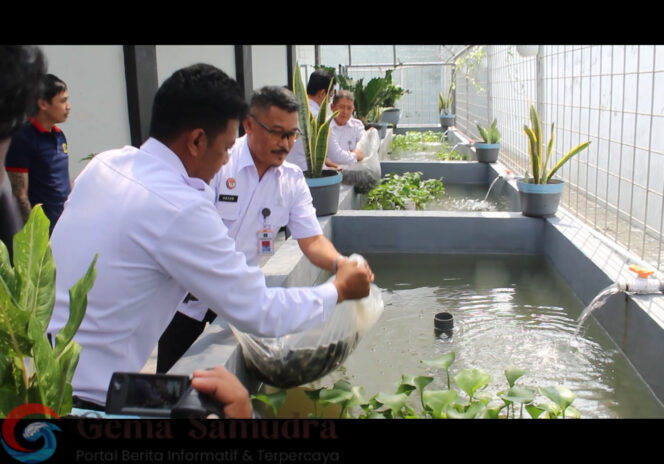 
Tebar 2000 Bibit Ikan Nila di Dua Kolam Kalapas Jember Hasan Basri Bersama Jajarannya.